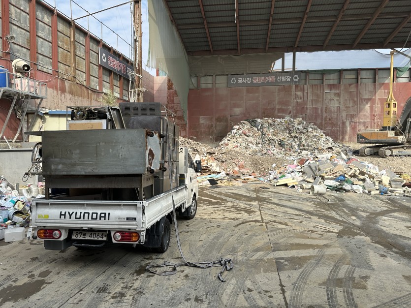 공사 폐기물 처리중.. 냉장고가 고철로 판매될것 같지만 사실은 고철로 쓸 부품을 뺄 인건비도 안나오기 떄문에 그냥 버려집니다. 너무 아깝죠..